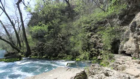 Río-Actual-De-Missouri-En-Grandes-Cacerolas-De-Primavera-A-La-Izquierda-Del-Refugio-De-Roca