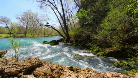 Missouri-Current-River-Fließt-An-Felsen-An-Der-Großen-Quelle-Vorbei-Past