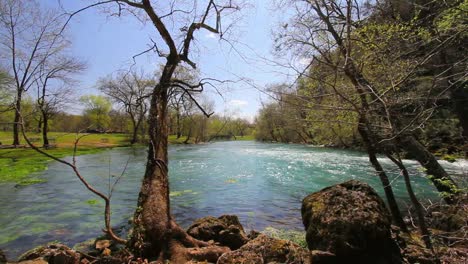 Río-Actual-De-Missouri-A-Través-De-Los-árboles-En-La-Gran-Primavera