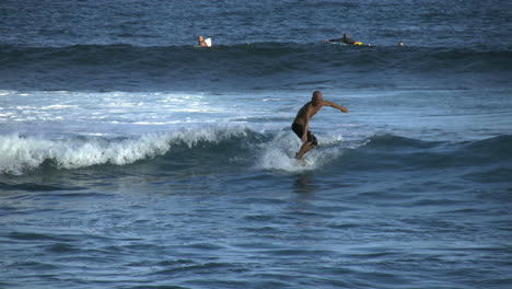 Oahu-Ein-Surfer-Reitet-Auf-Einer-Welle.