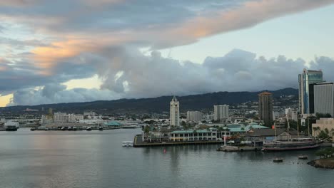 Oahu-Honolulu-Aloha-Tower-Tarde-en-la-noche