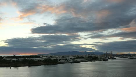 Oahu-Honolulu-Puerto-Con-Nubes