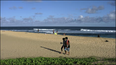Oahu-Sandstrand-Paar-Spaziergänge-Auf-Sand