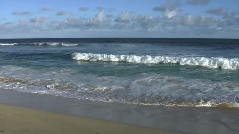 Oahu-Sandy-Beach-Wave-Comes-In