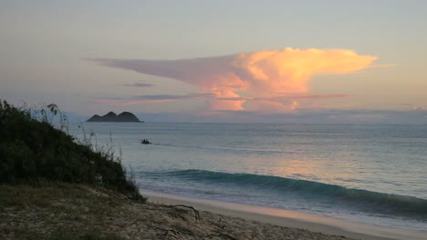 Oahu-Waimanalo-Sonnenaufgang-Wolke-Und-Wellen.mov