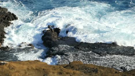 Oahu-Hermosas-Olas-En-Rocas-Costeras.mov