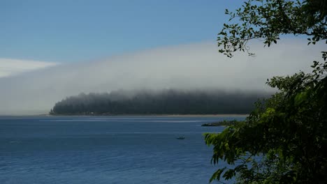 Oregon-Tillamook-Bay-Nebel-über-Landzunge-In-Der-Ferne