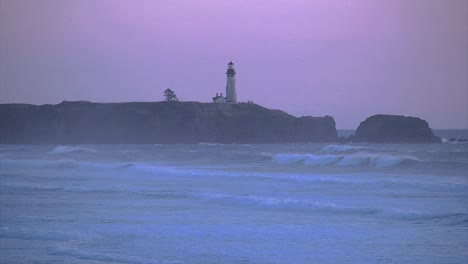 La-Luz-Del-Faro-De-Oregon-Yakina-Brilla