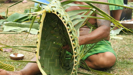 Samoa-Hombre-Tejiendo-Canasta-De-Alimentos