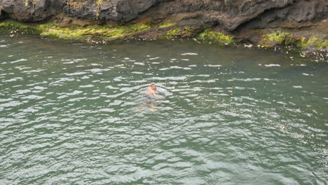 Samoa-Junger-Mann-Schwimmt