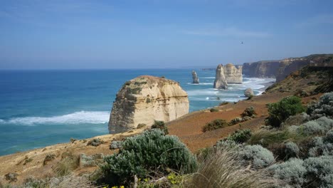 Australia-Great-Ocean-Road-12-Apóstoles-Vista-De-Pilas-De-Mar-Más-Allá-De-Arbustos