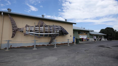 Australien-Great-Ocean-Road-Apollo-Bay-Fischskulptur-Und-Gebäude