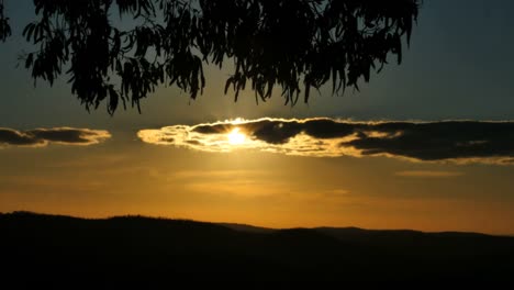 Australia-Mt-Bellevue-Sol-A-Través-De-Las-Nubes