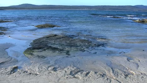 Australia-Murramarang-Beach-Moviendo-Canales-De-Agua-En-La-Arena