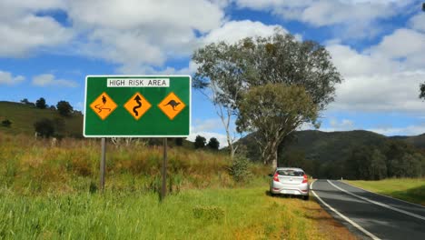 Australien-Murray-River-Straßenschild-Mit-Warnung