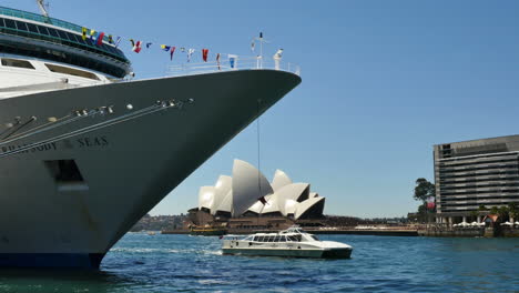 Australien-Sydney-Opera-House,-Kreuzfahrtschiff-Und-Sightseeing-Boot