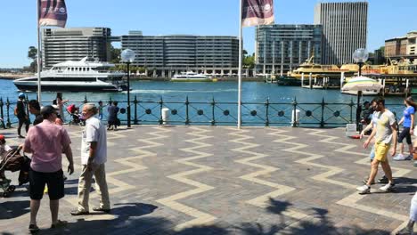 Australia-Sydney-Personas-Caminando-Por-El-Agua