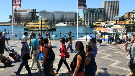 Australien-Sydney-Leute-Gehen-Am-Wasser-Vorbei,-Während-Eine-Fähre-Vorbeifährt