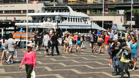 Australia,-Sydney,-Gente-Caminando-Pasado-Barco-En-El-Muelle