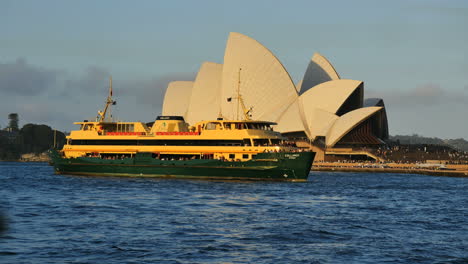 Australien-Sydney-Opera-House-Mit-Fähre-Spätabends-Licht
