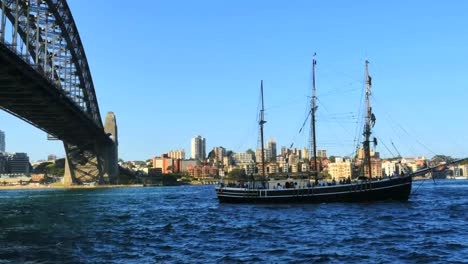 Australia-Sydney-Tradicional-Barco-Navega-Por-El-Puente-Del-Puerto