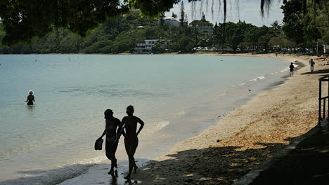 Chicas-De-Nueva-Caledonia-Caminando-Por-La-Laguna