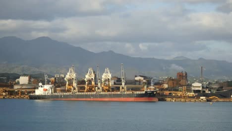 Barco-De-Nueva-Caledonia-En-La-Planta-De-Níquel