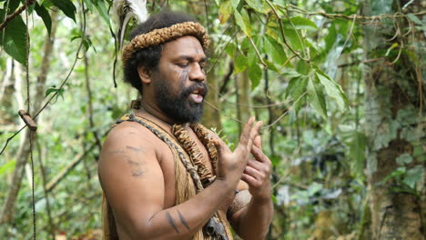 Vanuatu-Mann-Spricht-Mit-Den-Händen