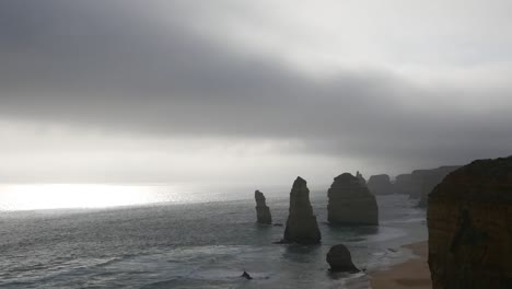 Australien-Great-Ocean-Road-12-Apostel-Schwache-Sonne-Niedrige-Wolkenpfanne