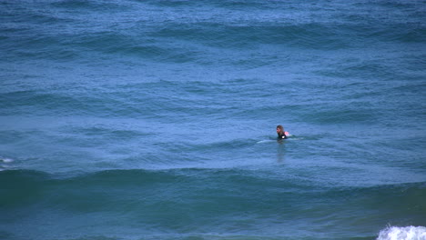 Australiens-Großer-Ozeanstraßensurfer,-Der-In-Den-Wellen-Schaukelt