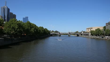 Australien-Melbourne-Yarra-River-Boot-In-Ferne