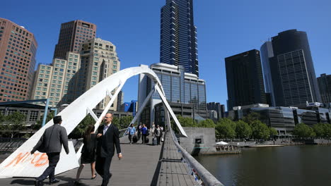 Australien-Melbourne-Fußgängerbrücke-Yarra-River-Umfasst-Menschen-Mit-Koffernar