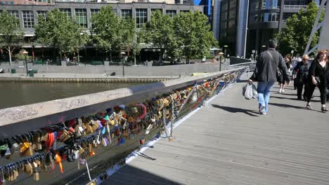 Australien-Melbourne-Fußgängerbrücke-Yarra-River-Mit-Schleusen-Am-Geländer-River