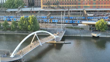 Australien-Melbourne-Fußgängerbrücke-Und-Vorbeifahrender-Zug