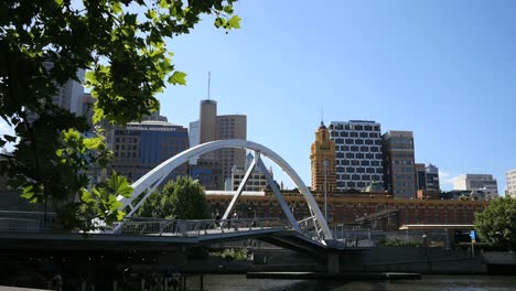 Australien-Melbourne-Fußgängerbrücke-Mit-Glockenturm-Dahinter