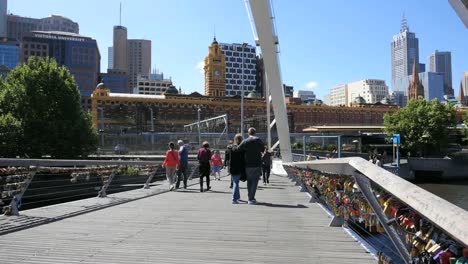Australien-Melbourne-Fußgängerbrücke-Junges-Paar-überqueren-Den-Yarra-River