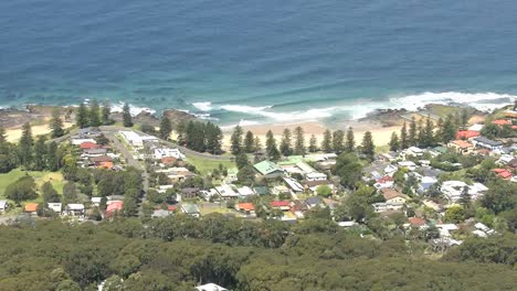 Asentamiento-De-Australia-A-Lo-Largo-De-La-Costa-Cerca-De-Wollongong-Pan