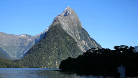 Nueva-Zelanda-Milford-Sonido-Mitre-Peak-Detrás-De-La-Isla
