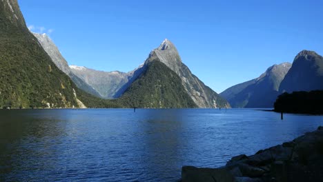 Nueva-Zelanda-Milford-Sonido-Mitre-Peak-Desde-El-Muelle