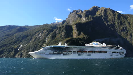 Neuseeland-Milford-Sound-Kreuzfahrtschiff-Verlässt