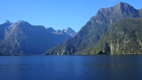 New-Zealand-Milford-Sound-Mountains-Above