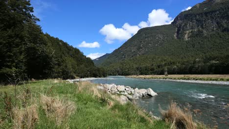 Nueva-Zelanda-Río-Parque-Nacional-Fiordland-Río