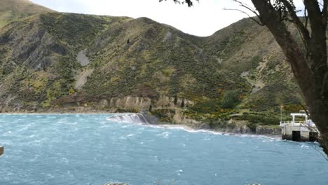 Nueva-Zelanda-Agua-Sobre-Presa-En-Un-Día-Ventoso