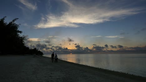 Aitutaki-Paar-Händchen-Haltend-Bei-Sonnenuntergang