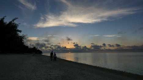 Aitutaki-Pareja-Cogidos-De-La-Mano-Al-Atardecer