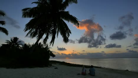 Aitutaki-Paar-Am-Strand-Bei-Sonnenuntergang