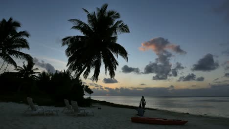 Aitutaki-Paar-Sitzt-Am-Strand-Bei-Sonnenuntergang