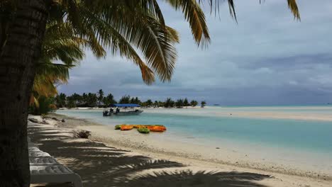 Lagune-Von-Aitutaki-Mit-Stühlen-Und-Booten