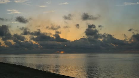 Aitutaki-Sonnenuntergang-Mit-Vögeln,-Die-über-Den-Himmel-Fliegen