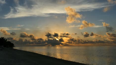 Aitutaki-Sonnenuntergang-Mit-Wolken-Und-Dunklem-Strand-And